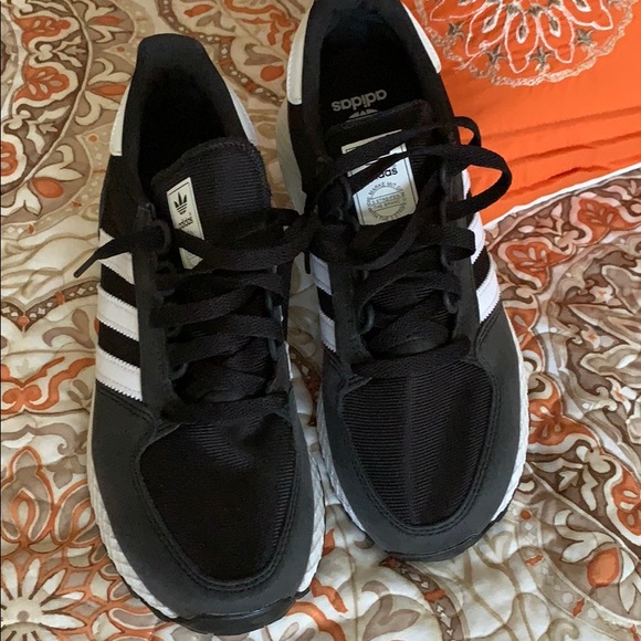 Adidas tennis shoes - Picture 2 of 5